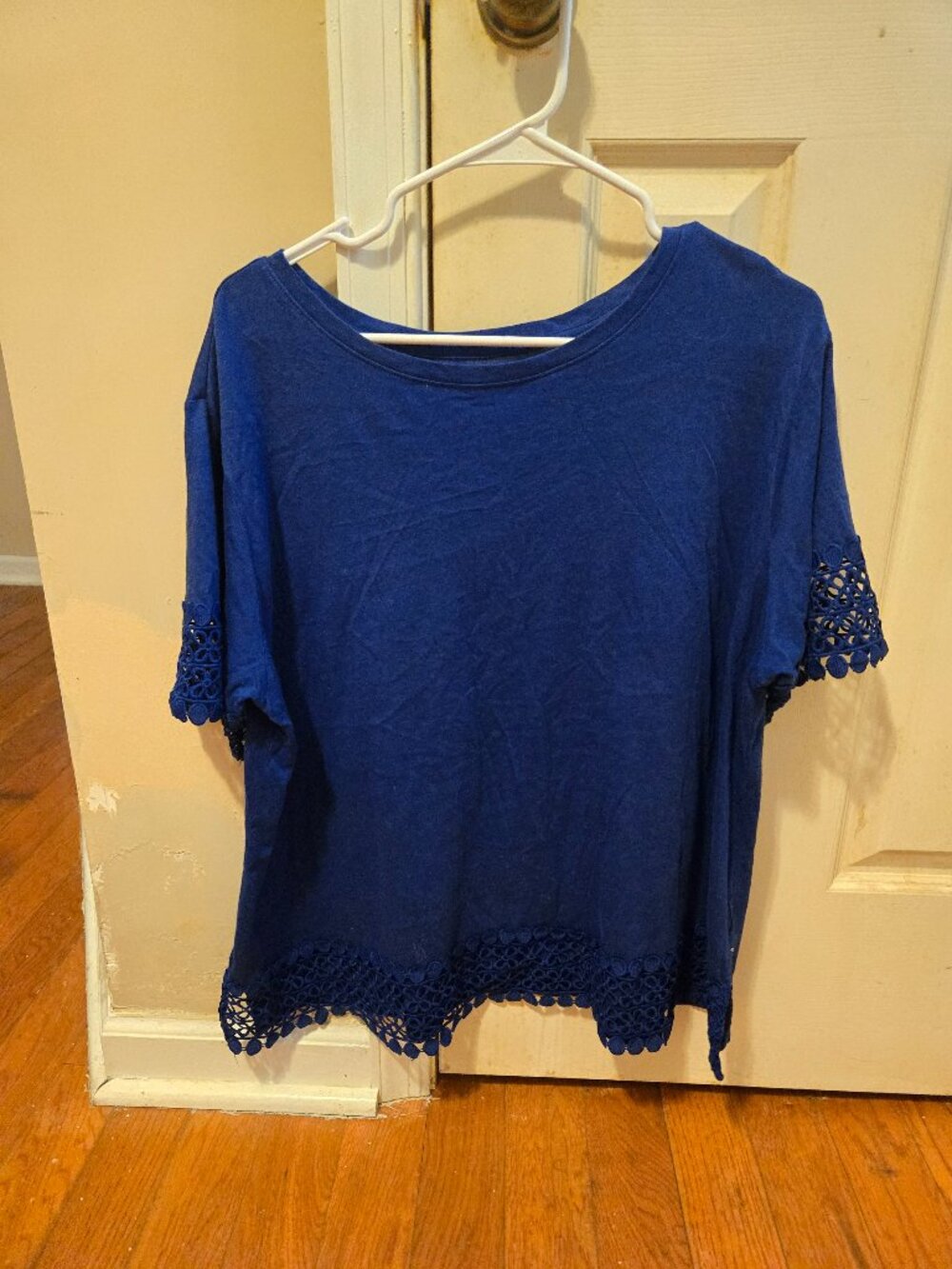 Stylus woman 1 X short sleeve tee with lace on front bottom & on bottom each sle